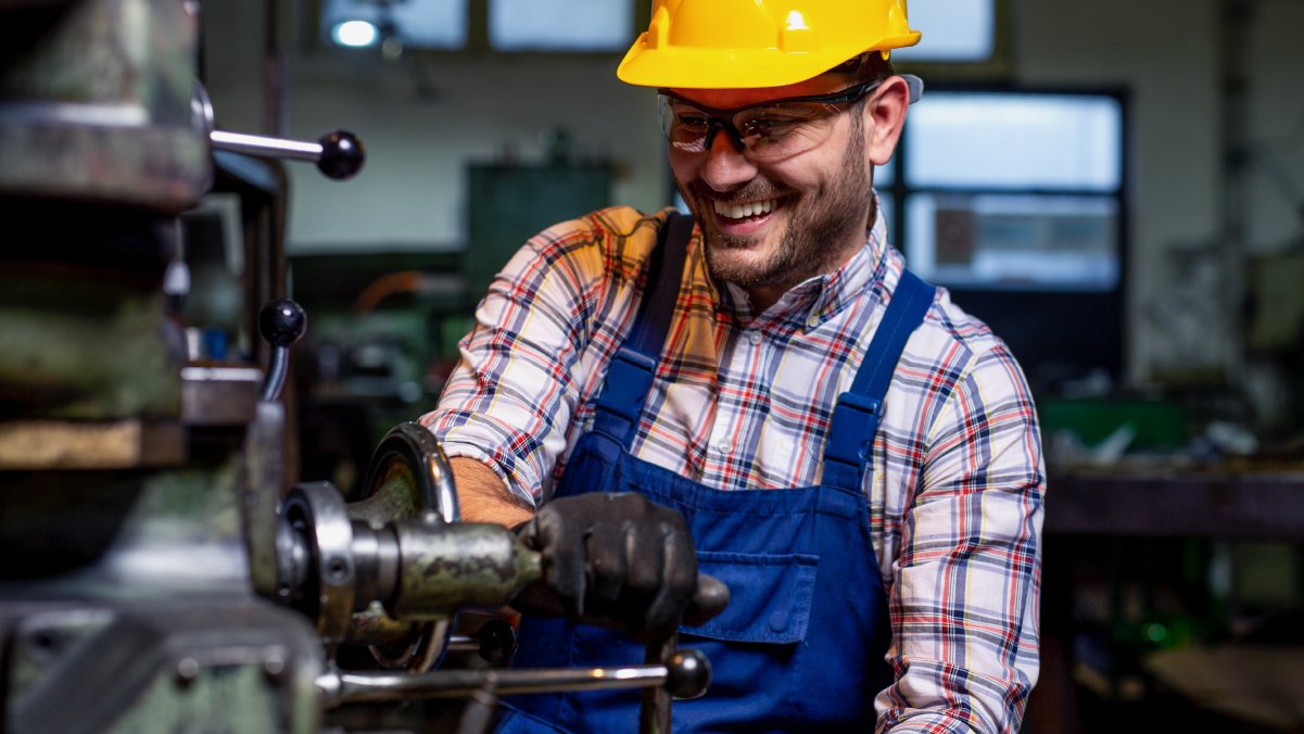  Find 3 super easy pathways for you to move to Canada as a welder. 