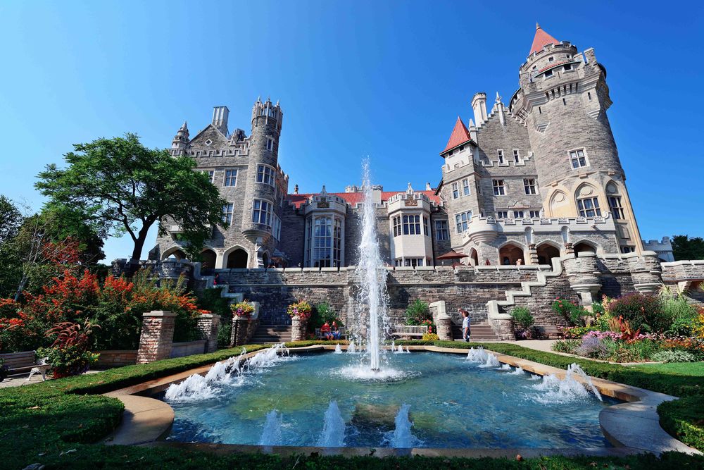 https://dev.canadianvisa.org/blog/cities-and-places/toronto/10-reasons-to-visit-toronto Front entrance of the Casa Loma Castle in Toronto