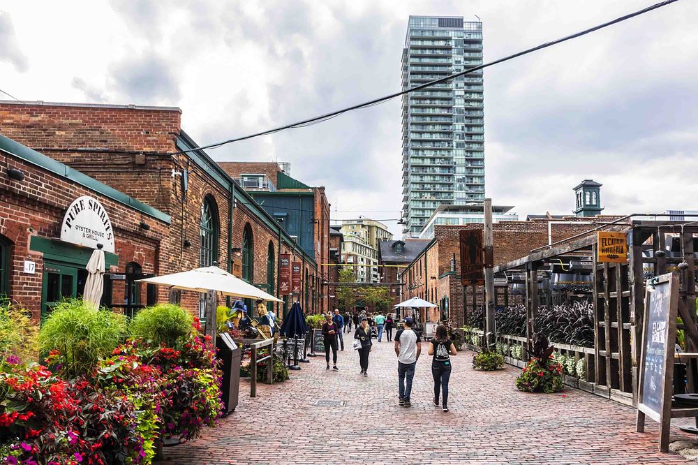 https://dev.canadianvisa.org/blog/cities-and-places/toronto/10-reasons-to-visit-toronto Toronto Distillery District including cafes and restaurants