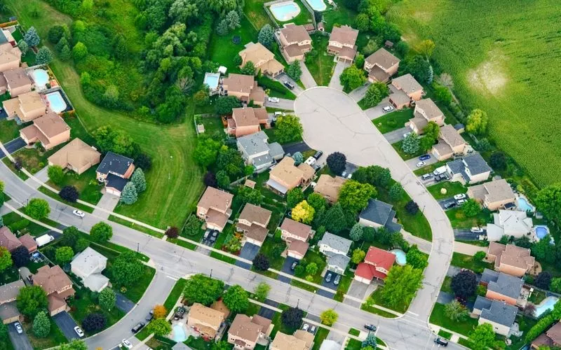 Discover the top 5 little-known suburbs to live in Canada. Bonus: Top 6 questions to ask when choosing a neighborhood in Canada. 

