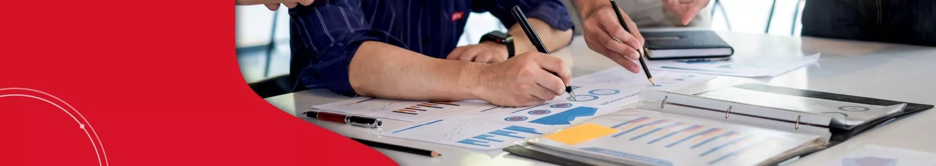 Descubra la Evaluación de Impacto en el Mercado Laboral (LMIA), un documento clave que los empleadores canadienses necesitan para contratar trabajadores extranjeros. Entienda cómo un LMIA positivo es esencial para que usted pueda obtener un permiso de trabajo en Canadá.